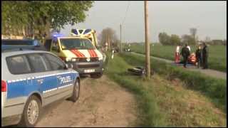 preview picture of video '20.04.2014: Motorradfahrer rast mit Maschine an Telefonmast und wird schwer verletzt'