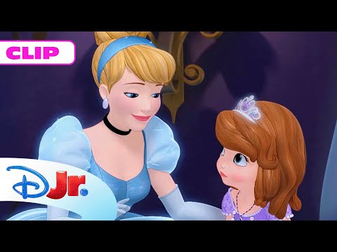 LA PRINCESA SOFÍA: Un encuentro mágico entre Cenicienta y la princesa Sofía 💖 | @DisneyJuniorES