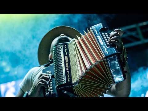 Charanga campesina en vivo , al estilo de Roger David , un artista joven con un toque más alegre 