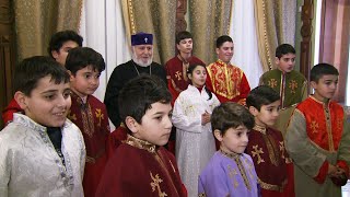 Մանուկ դպիրները վեհարանում