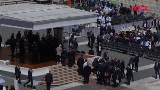 Sviene per caldo durante udienza in Vaticano, Papa accorre in suo aiuto