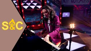 Alice Wonder al piano con &#39;Bajo la piel&#39; | Sánchez y Carbonell | La 2