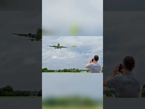 Máy bay hạ cánh phi công phát hiện 3 chiếc diều ở sân bay Nội Bài