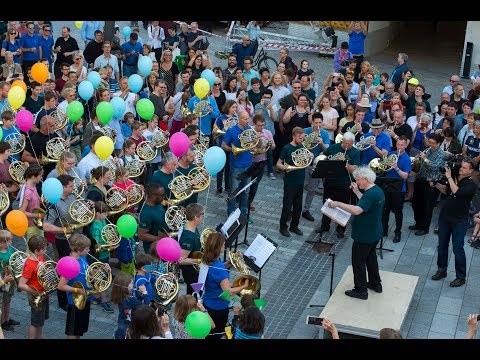Sir Simon Rattle and 66 Berlin Horn Players on Sarah´s Music