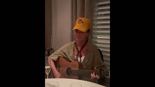 Download lagu Shania Twain joins a singer at a restaurant for an impromptu duet - 'You're Still The One' mp3