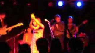 Nicole Willis - Holdin&#39; On [live]