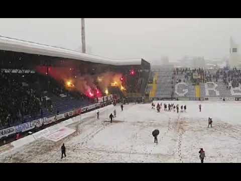 Horde zla snježnom bakljadom pozdravile nogometaše Sarajeva na Grbavici