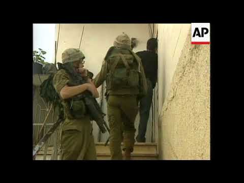 Israeli soldiers arrest Palestinians, enter homes