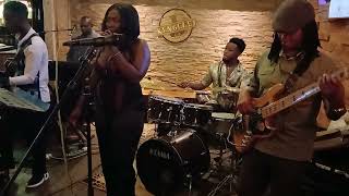 FreshlyGround - Doo Be Doo Be ( Live Performance )
