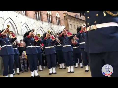 La fanfara dei bersaglieri saluta Siena