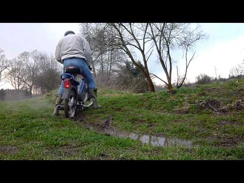 Burnout auf nasser Wiese