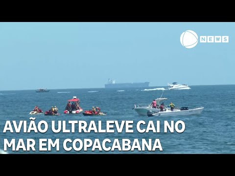 Avião ultraleve cai no mar em Copacabana, no Rio de Janeiro
