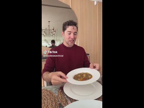 VIRAL al instante: el vídeo de DAVID BISBAL 'presentando su menú de comida' CANTANDO
