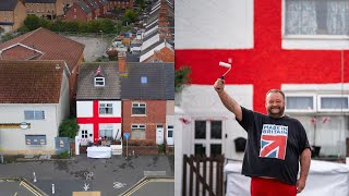 イングランド国旗を引き剥がされた父親、自宅前に巨大な聖ジョージ十字架を描く | SWNS