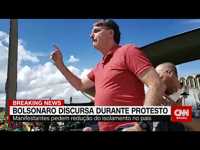Bolsonaro discursa em ato em frente a quartel com pedidos de intervenção militar