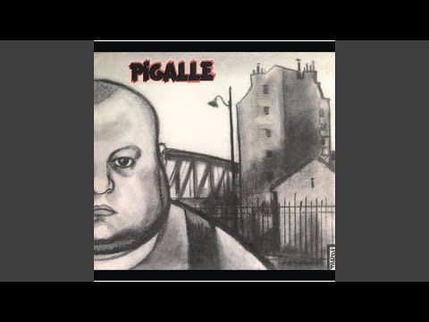 Dans La Salle Du Bar-Tabac De La Rue Des Martyrs