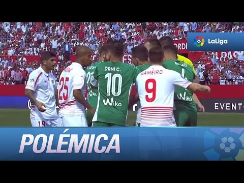 Reyes golpea a Adán en la salida del portero, tángana