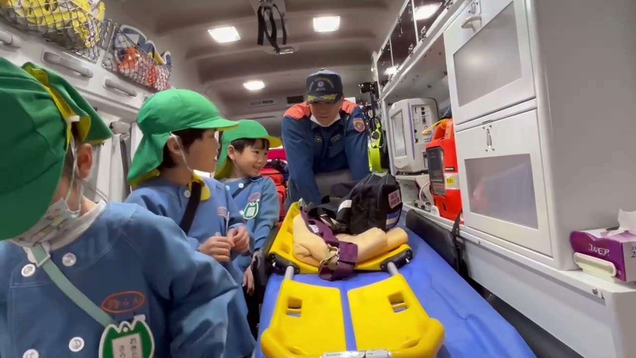R080304suzuお別れ遠足01（救急車乗車体験）