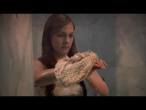 El Sultán 6 (8´) 1/2 Hurrem nota que el anillo que le regaló el Sultán se enreda en el paño de baño