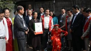 Trao xe lăn Hà Đông