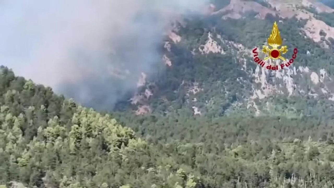 Ancora incendi nell'Aquilano e nel Chietino Vigili del Fuoco a lavoro con mezzi aerei e a terra