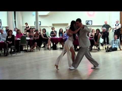 Varo & Naomi - Ojos Negros Que Fascinan