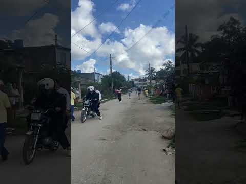 Op de fiets in een rustige buitenwijk van Camaguey nabij de luchthaven Ignacio Agramonte.