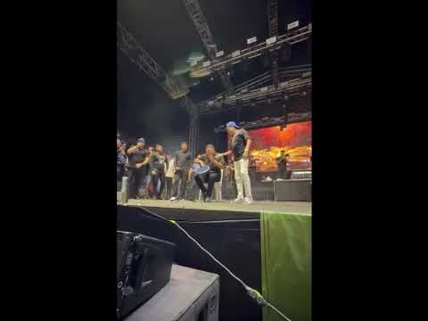 Esto fue en landazuri santander colombia show de caja baile y canto 🪗👍con churo diaz