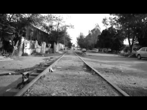 Doble U Ft. Manotas - Llueve Ahí Fuera  ( Video Oficial )