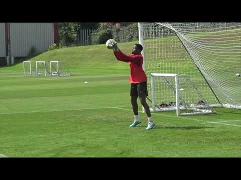 Barnsley F.C. | Goalkeeper Training | 1v1, Reaction & Double Saves