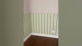 Boiserie con carta da parati