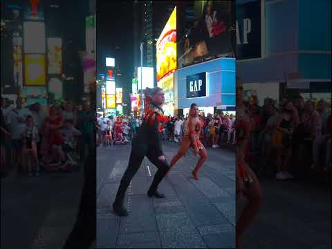 Karen y Ricardo bailando en Times Square