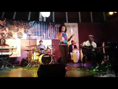 Yanet KantAlma e Banda Maravilha en Chá de Caxinde. Día da Independência de Angola