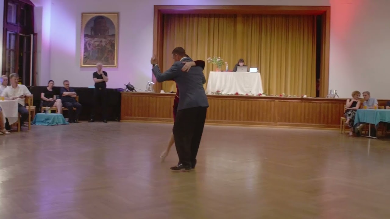 Barbara Carpino y Claudio Forte bailan Juan D'Arienzo - Mandria