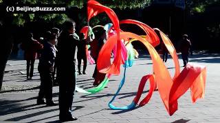Video : China : Ribbon dancing in JingShan Park 景山公园, BeiJing