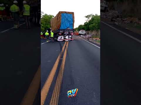 ((  FATAL )) Acidente entre dois caminhões e um ônibus termina em MORTE na BR 135 em Buenópolis MG