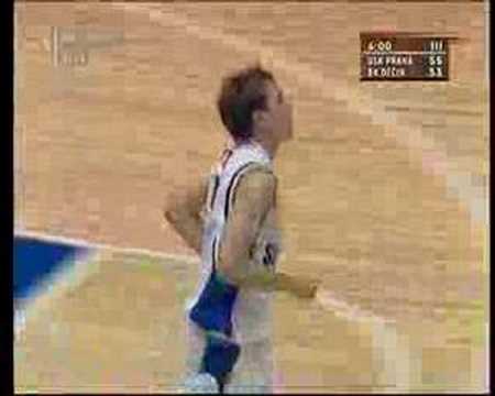 Lukáš Kotas dunk USK Praha Děčín