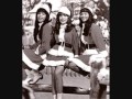 I Saw Mommy Kissing santa Claus - The Ronettes ...
