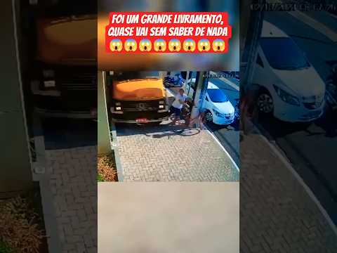 caminhão sem freio subiu a calçada.#caminhão #caminhoneiro