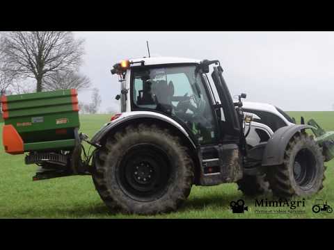 Un VALTRA N154 aux jantes BLACK | Épandage d'engrais 2020
