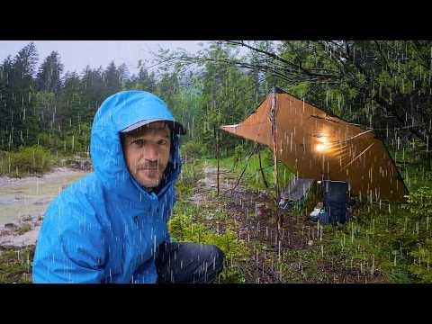 Without a tent in the constant rain – sleeping under a tarp