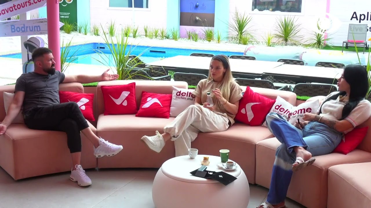 Mundohet t'i kopjojë modelet që ka, banorët bisedojnë për Kristin