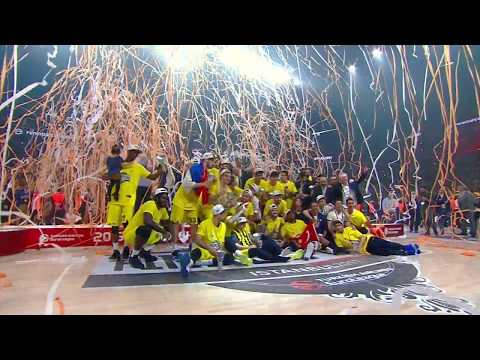 Fenerbahce Istanbul lift the trophy!