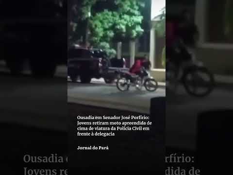 Jovens retiram moto apreendida de cima de viatura da Polícia Civil em frente à delegacia, no Pará