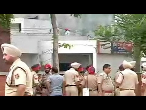 At least 6 dead in attack on police in India-Pakistan border town