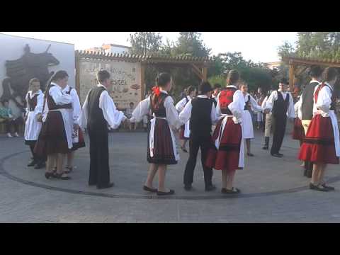 A Rozmaring Néptáncegyüttes előadása