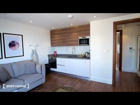 Stylish 1-bedroom flat with balcony for rent in Kentish Town - Spotahome (ref 217799)