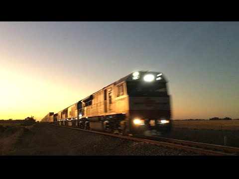 5PM9 1 SCT and 2 CSR loco pass Mallala