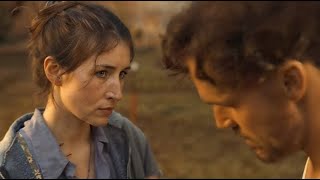 Ele se perde no deserto e encontra uma mulher que vive sozinha, esperando um homem para ter filho.