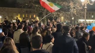 Padova, gli iraniani festeggiano in piazza con le bandiere di Israele e Usa